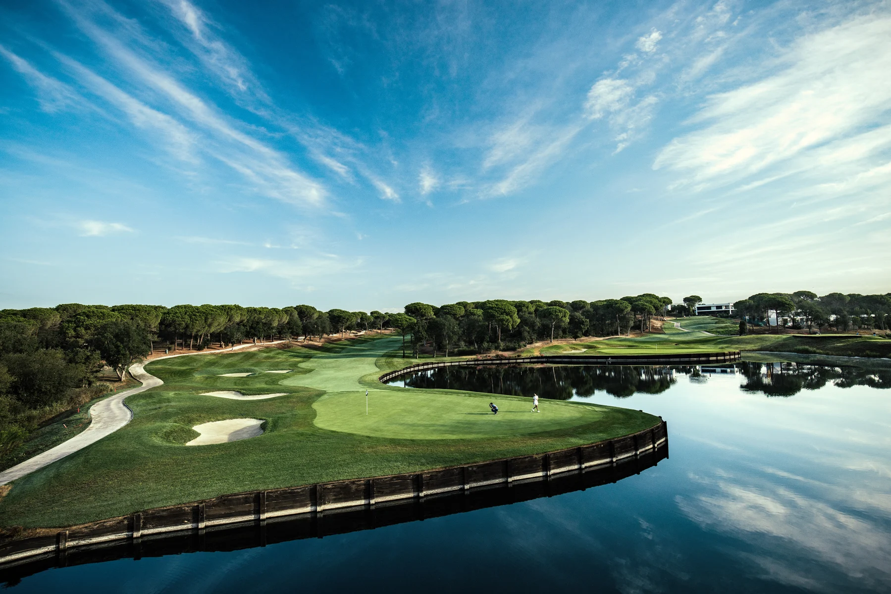 Green, lago y pinares del Stadium Course de Camiral